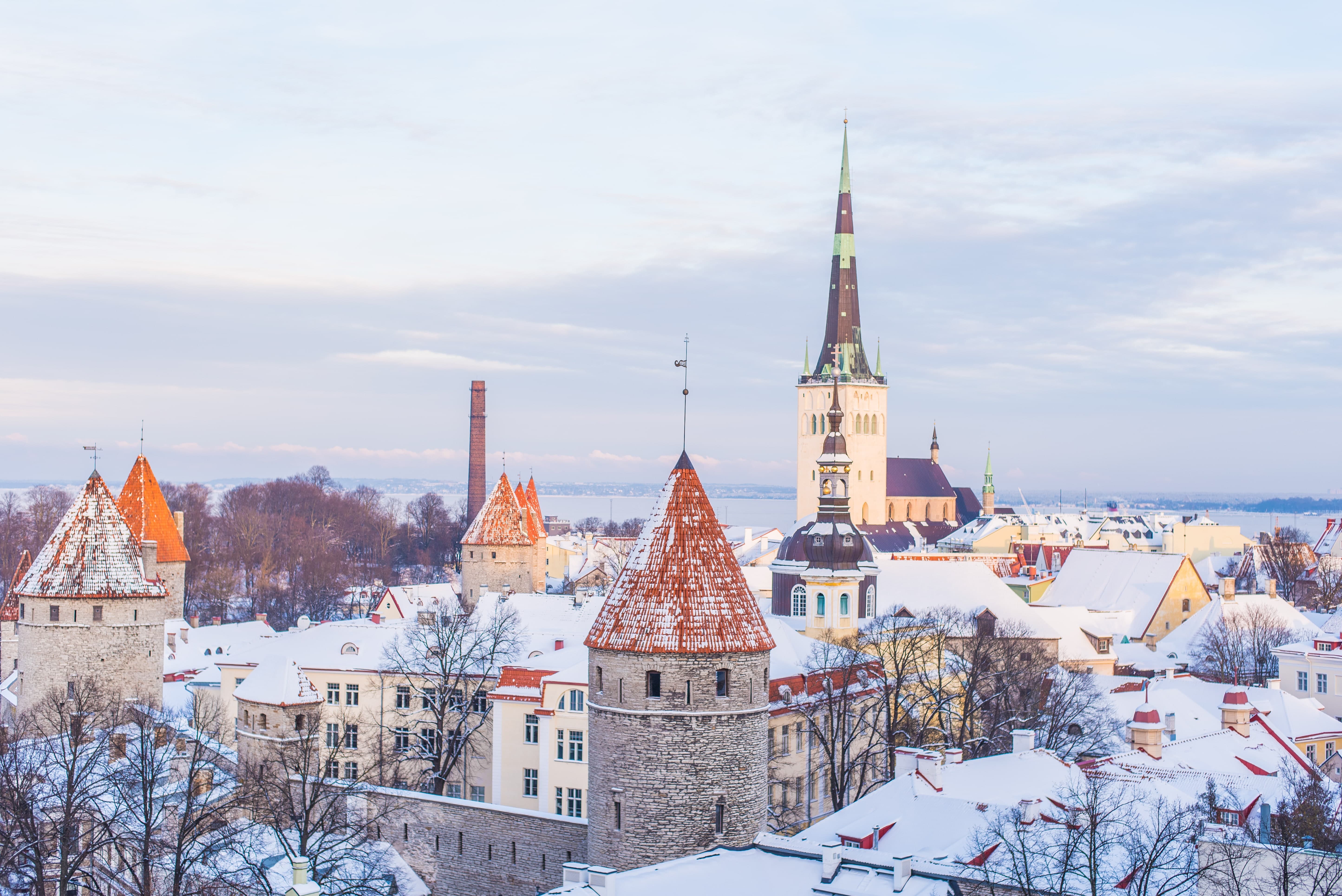 verschneites dorf im winter